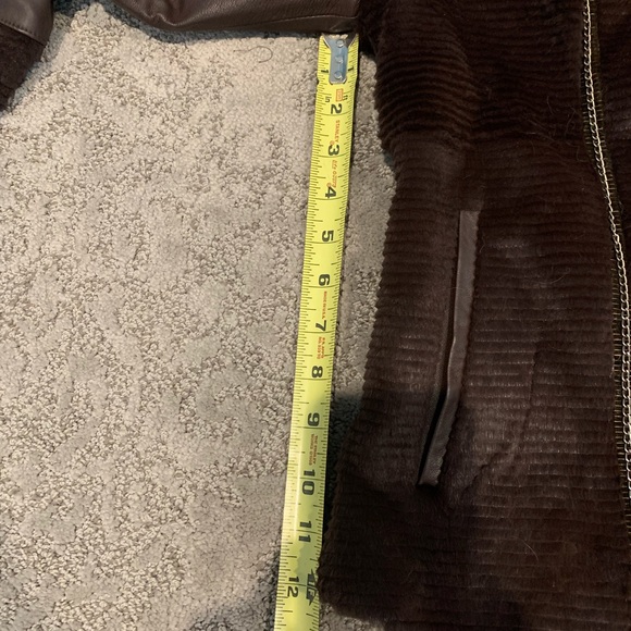 Beautiful custom leather and fur jacket. New. - Picture 6 of 9